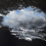 Gemaltes Bild einer Wolke vor schwarzem Hintergrund.